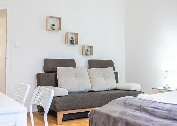 Apartment Comfortable 2br Apt-near Wiener Stadthalle *