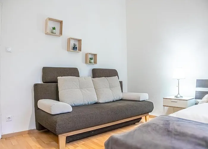 Apartment Comfortable 2br Apt-near Wiener Stadthalle *