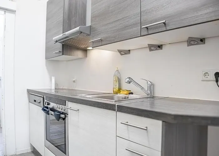 Comfortable 2br Apt-near Wiener Stadthalle Apartment Vienna