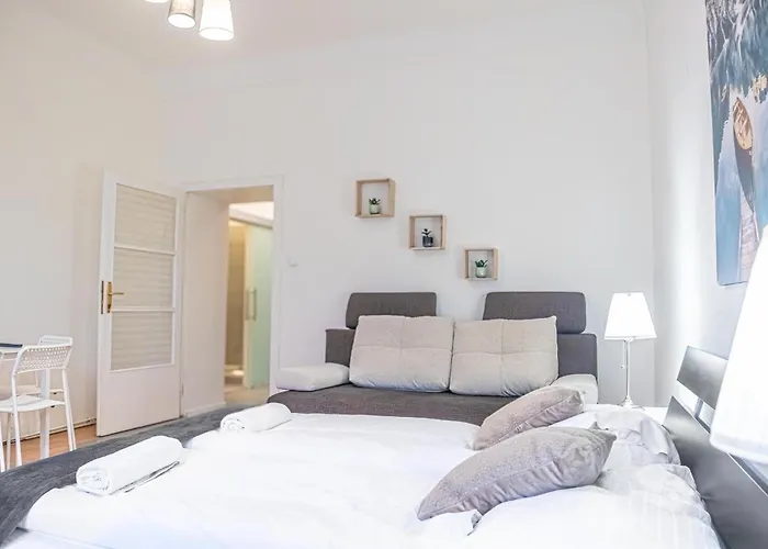 Comfortable 2br Apt-near Wiener Stadthalle Apartment *