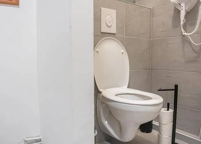 Comfortable 2br Apt-near Wiener Stadthalle Apartment Vienna