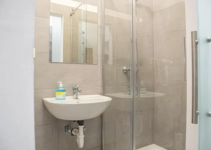 Comfortable 2br Apt-near Wiener Stadthalle *